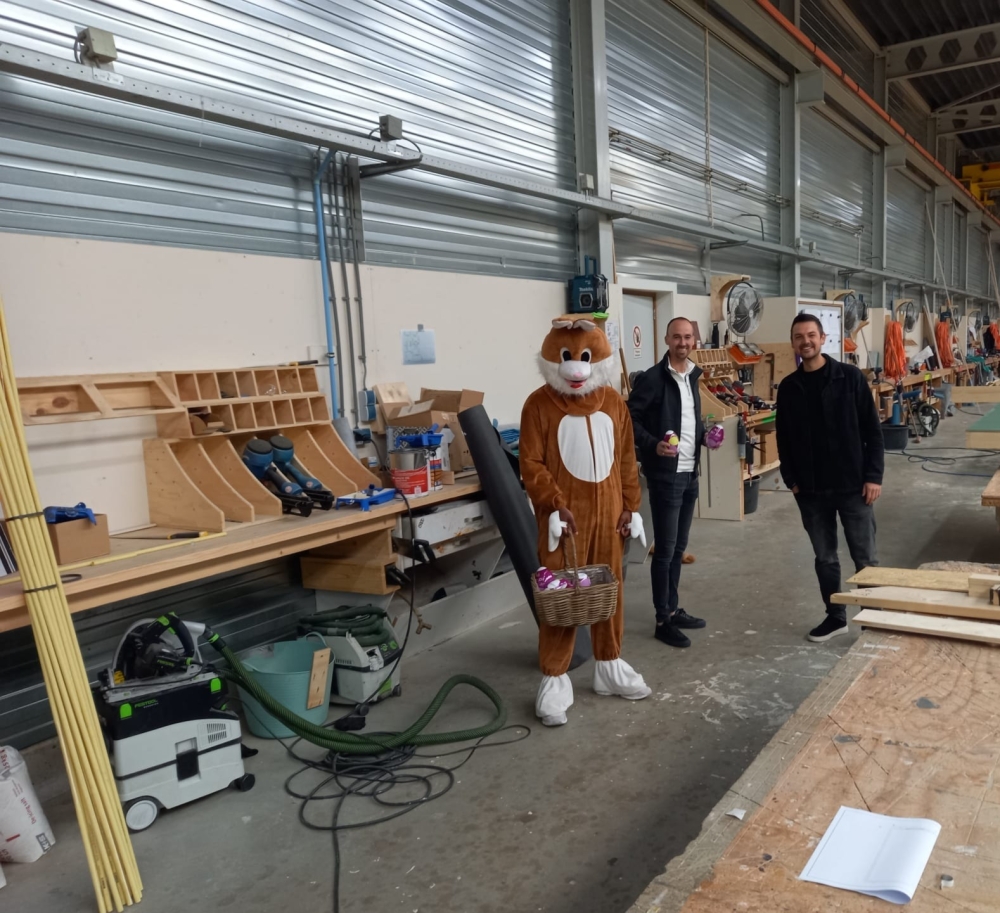 Paashaas op bezoek bij Bouw85